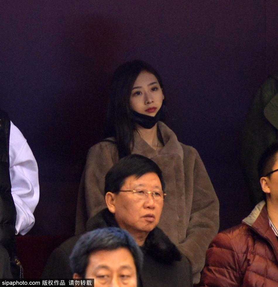 睢冉妻子侧身面向身旁的丁彦雨航女友，嘴角上扬，似乎正在分享一个关于场上球员的有趣瞬间，两人关系显得十分熟络。