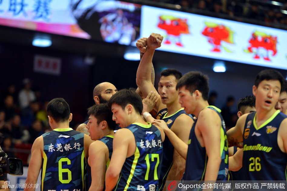 广东将士们在客场球迷山呼海啸的助威声中面色凝重，他们深知眼前这支由丁彦雨航领衔的山东队，绝非善茬。