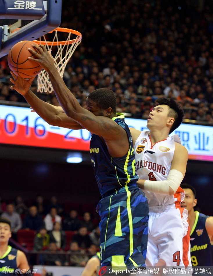 丁彦雨航在严防死守下强行出手三分，皮球离开指尖的瞬间，他的眼中便只剩下篮筐，满是对胜利的渴望。