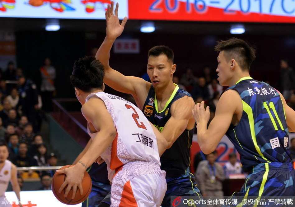易建联如同泰山压顶般在内线完成暴扣，肌肉线条在激烈的对抗中显得格外分明，眼神中透露出必胜的坚定。