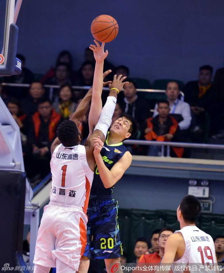 终场哨响，丁彦雨航与队友激情相拥，这场来之不易的胜利让整个山东队陷入了狂欢的海洋。