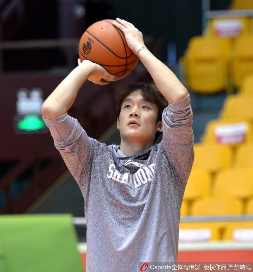 齐鲁剑指八连胜,丁彦雨航领衔山东高速低调备战 主教练凯撒在场边双手插兜,表情严肃地注视着场上的一举一动,他的眼神里充满了对胜利的渴望和对战术执行的严格考量。