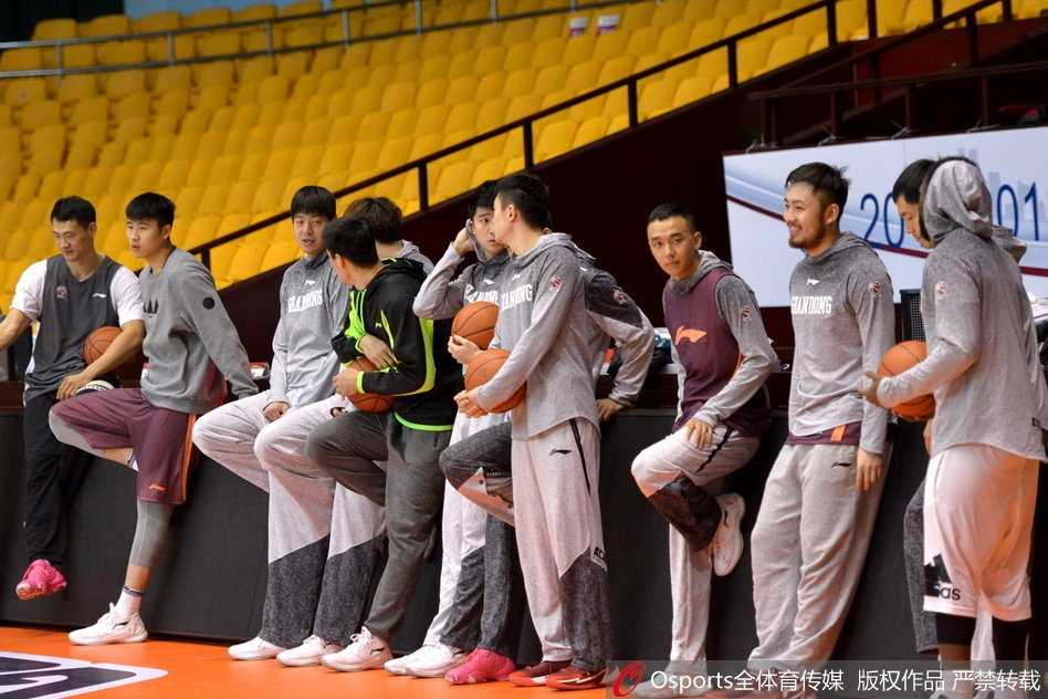 齐鲁剑指八连胜,丁彦雨航领衔山东高速低调备战 昔日NBA火箭双星莫泰尤纳斯在低位背身要球,面对防守球员的绕前干扰,他神情自若,凭借强壮的身体卡住有利位置。