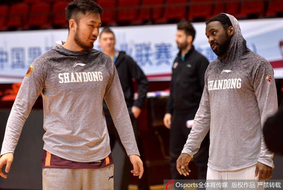齐鲁剑指八连胜,丁彦雨航领衔山东高速低调备战 小将朱荣振眼神中带着些许青涩与专注,他在训练中努力卡位,即使面对老大哥们的强势背打也毫不畏惧,奋力顶防。