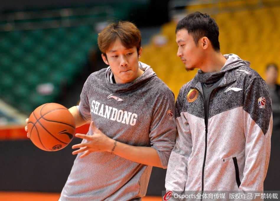 齐鲁剑指八连胜,丁彦雨航领衔山东高速低调备战 内线悍将陶汉林在篮下卡位要球,他表情刚毅,肌肉线条分明,展现出誓要捍卫球队禁区的决心。