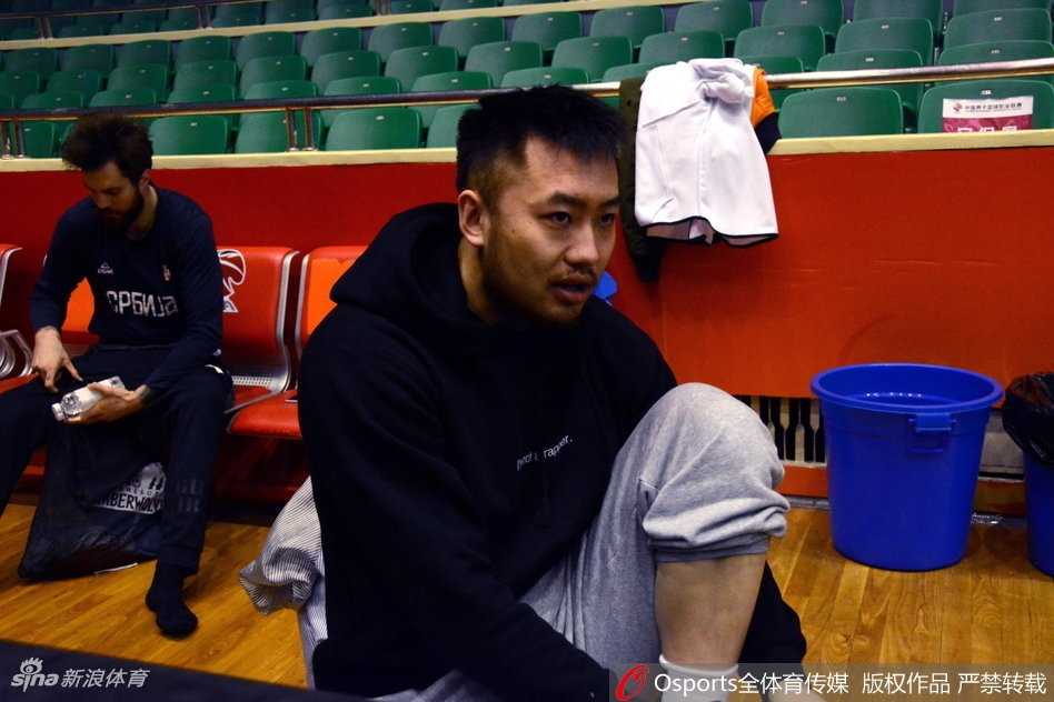 齐鲁劲旅严阵以待:山东男篮誓师第34轮,劳模组合引领复仇之战 莫泰尤纳斯低位持球,肌肉线条在对抗中凸显,他正用梦幻脚步试图晃过眼前的防守人