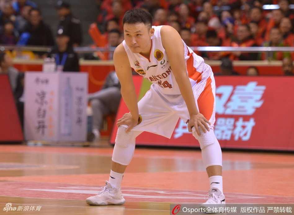 篮下混战中陶汉林高高跃起，双手灌筐的气势仿佛要撕裂篮筐