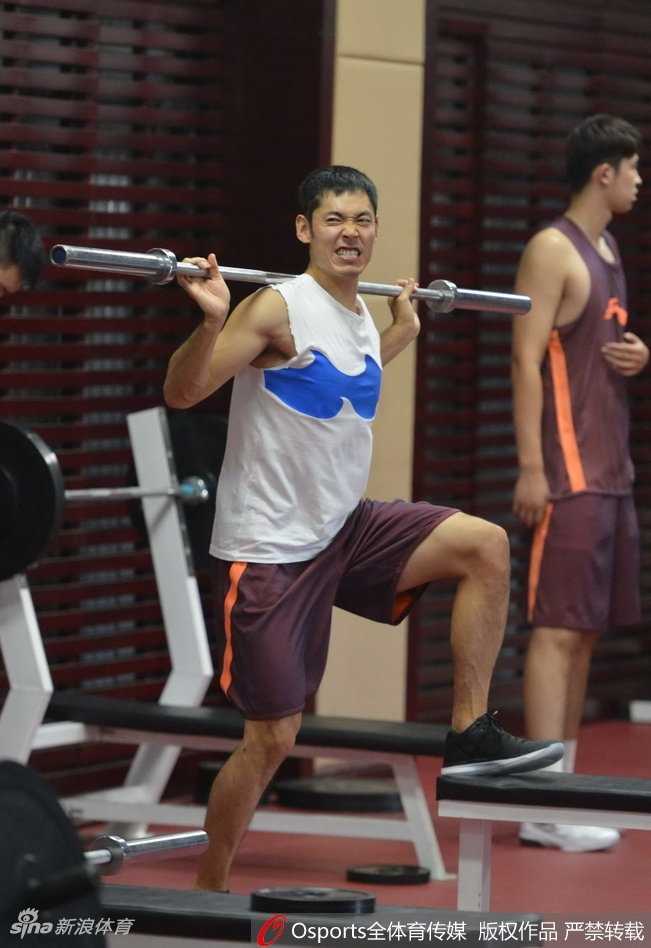 老将张庆鹏剪短了头发显得格外精神，在三分线外稳稳出手，皮球划过完美弧线直坠网窝