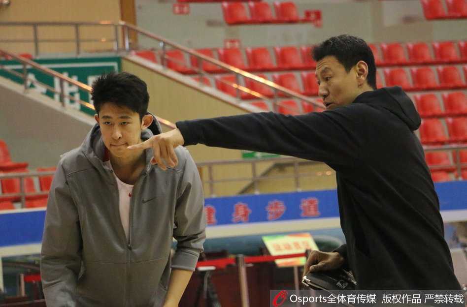 主教练李楠双手叉腰，神情严肃地注视着场上的训练情况，他身前的弟子们正挥汗如雨，这是全运会前关键的冲刺备战。