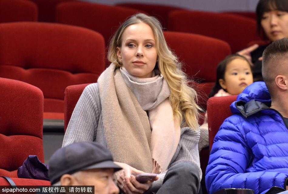 在球场混合采访区，面对突如其来的镜头和话筒，宝莲娜没有丝毫的扭捏，她那标志性的灿烂笑容和得体的举止，完美诠释了什么叫作“CBA最美太太”的风范。