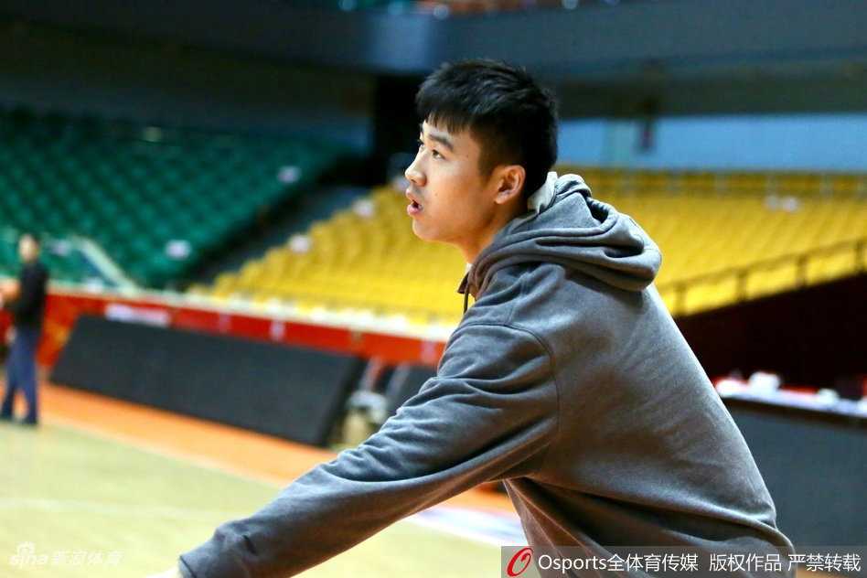 镜头拉近，小丁在拉伸放松时表情管理彻底‘失控’，他张大嘴巴打着哈欠，眼角似乎还挂着一丝困倦的泪花，与平日硬汉形象形成鲜明对比，活脱脱一个没睡醒的迷糊娃娃。