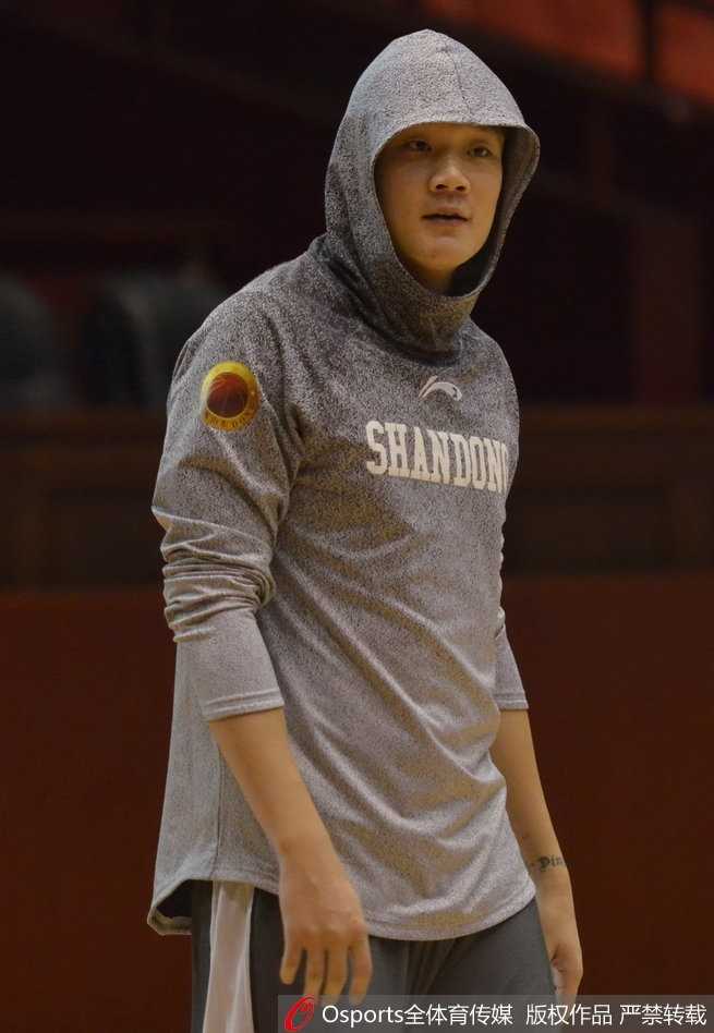 丁彦雨航在训练间歇搞怪，他将手指放在嘴边做沉思状，眼神却飘向正在场边观战的李春江指导，仿佛在酝酿什么恶作剧。