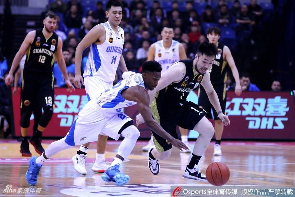 丁彦雨航在对手严密防守下强行突破，眼神坚毅，如利刃般撕开青岛队的防线。