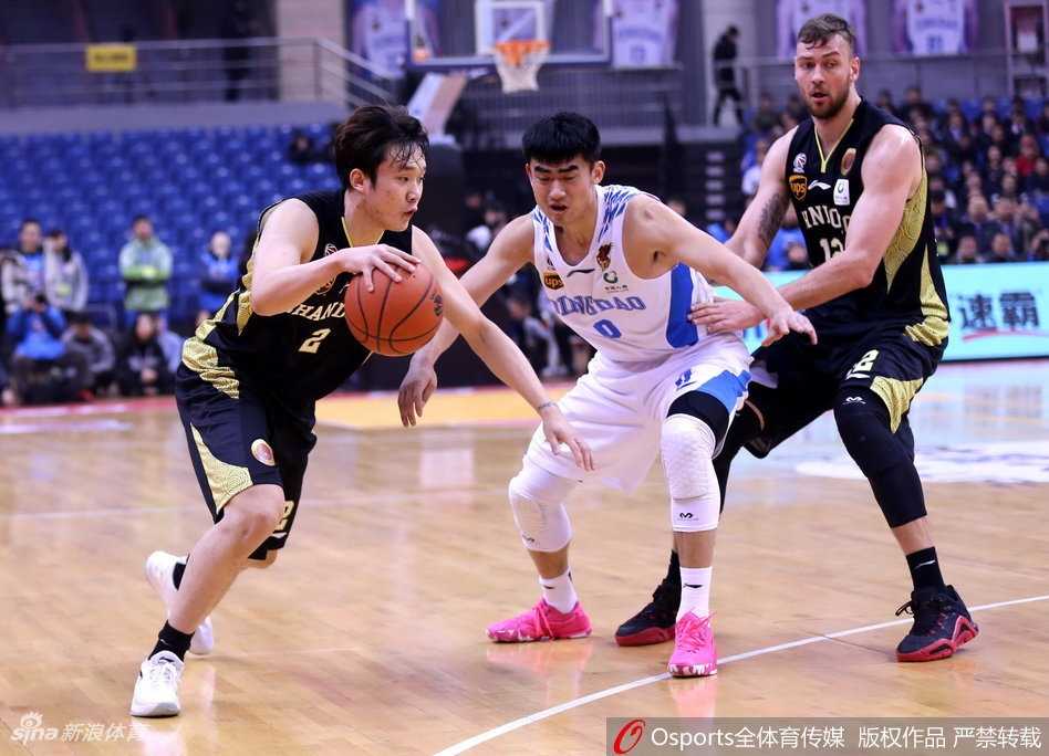 贾诚高高跃起，在多名青岛队球员头上摘下一个宝贵的前场篮板，他的拼抢为山东队赢得了二次进攻机会。