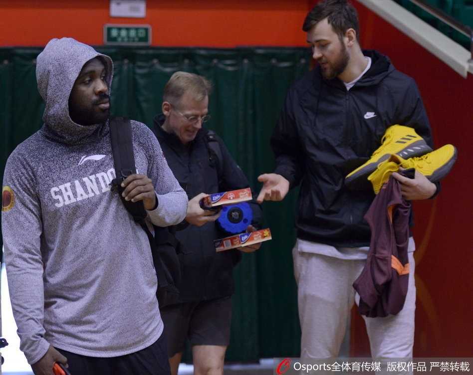 在赛前热身时，丁彦雨航心情大好，他一边运球一边忍不住笑出声来，搞怪的表情仿佛在告诉队友今晚的比赛稳了。