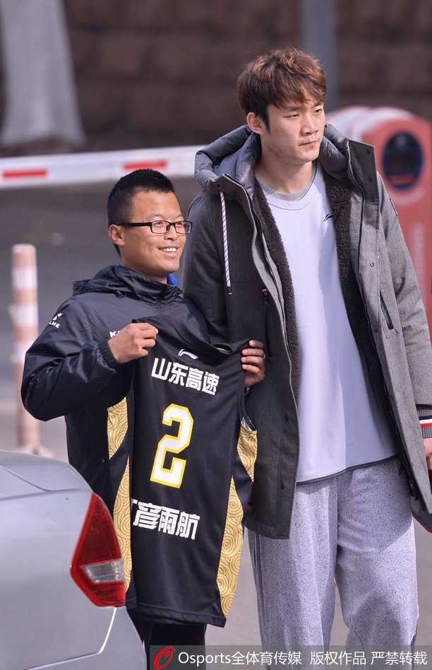 搞怪过后，丁彦雨航在训练中神情专注地出手投篮，轻松的心态并没有影响他训练的专注度，反而让他的动作更加舒展。