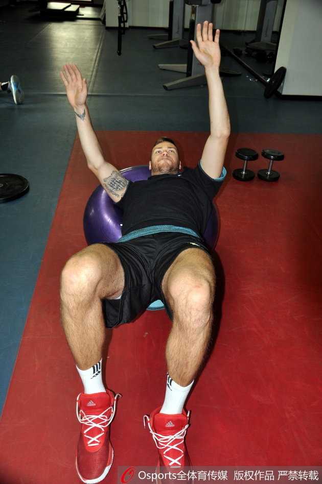 齐鲁德比前温情一幕:劳森归队即与丁彦雨航相谈甚欢,山东高速静待季后赛首战 山东高速全队在进行战术跑位训练,队员们按照教练的布置快速移动。画面中劳森持球指挥,丁彦雨航从底线绕出准备接球,其他队友拉开空间,整个战术执行得一气呵成。