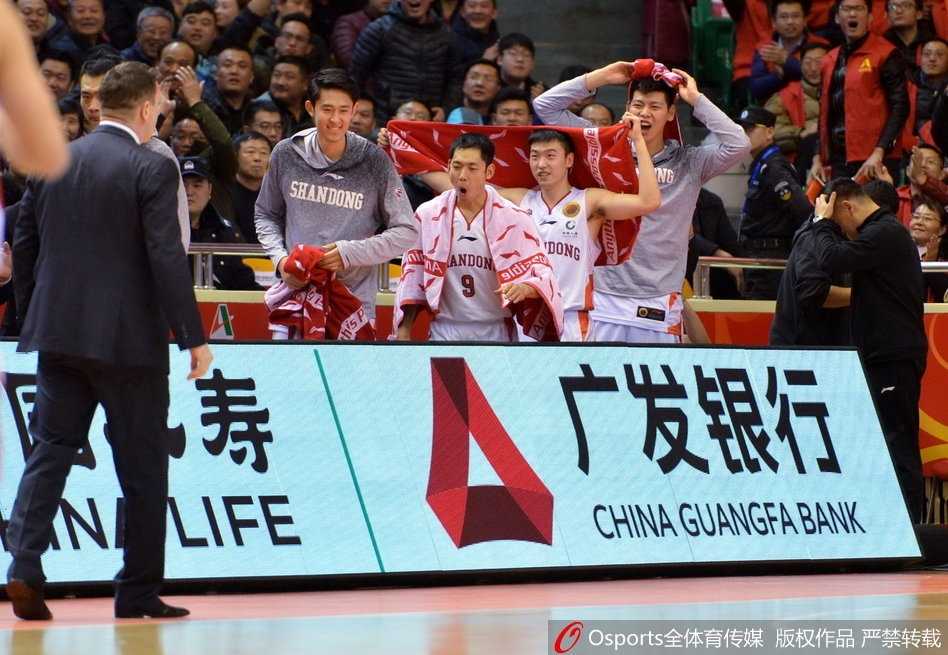 齐鲁德比惊天逆转!单外援青岛20分掀翻山东,吉布森60分封神夜 苏伟在篮下宛如一尊铁塔,用强壮的身体卡住位置,硬生生从山东内线群手中摘下关键篮板,为青岛队的反击吹响号角。