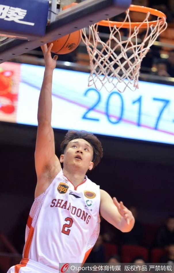 齐鲁德比惊天逆转!单外援青岛20分掀翻山东,吉布森60分封神夜 面对旧主的青岛主帅巩晓彬在场边神情严肃,他仿佛在谋划着一场风暴,眼神中透露出即便身处绝境也绝不放弃的坚毅。