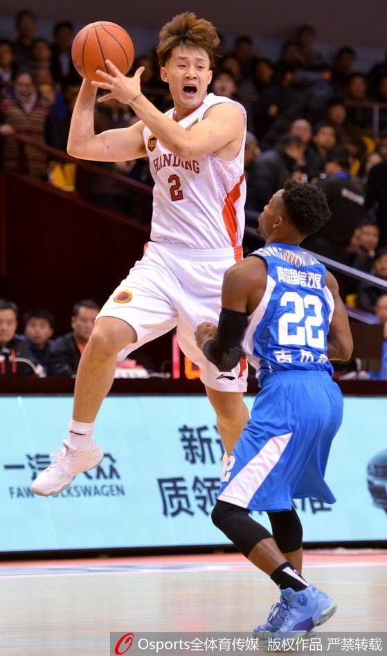齐鲁德比惊天逆转!单外援青岛20分掀翻山东,吉布森60分封神夜 丁彦雨航扛起山东进攻大旗,面对防守悍将强行突破,全场22分12篮板的数据足够亮眼,却无奈成为了神迹背景板。