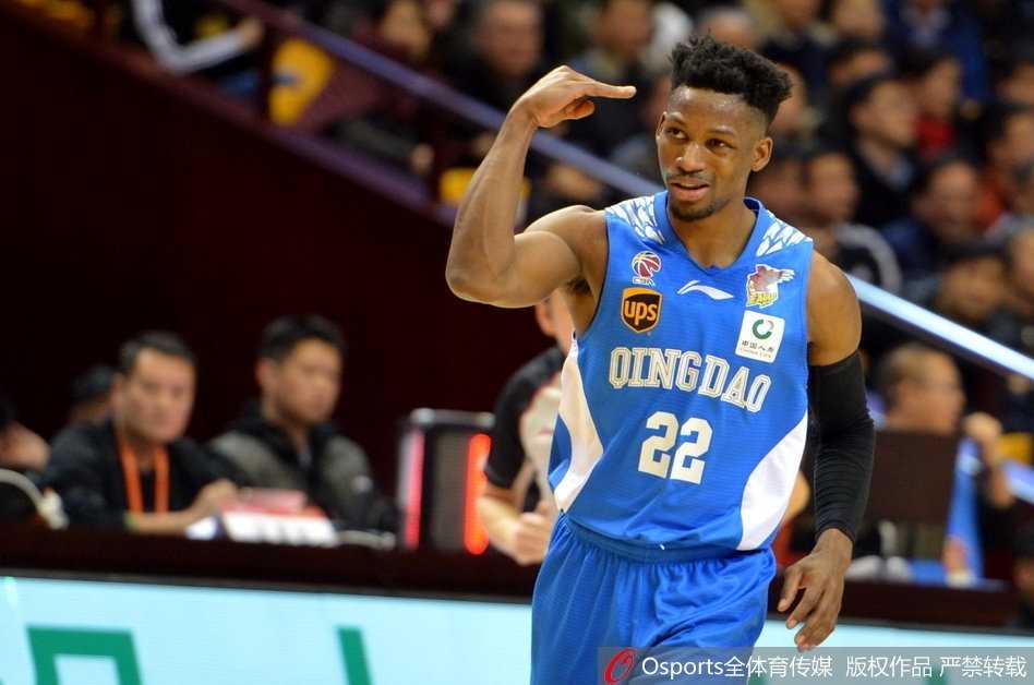 齐鲁德比惊天逆转!单外援青岛20分掀翻山东,吉布森60分封神夜 吉布森被疯狂的队友们抛向空中,这一刻他宛如君临天下的王者,用一场60分的封神之战,赢得了这场载入史册的齐鲁德比。