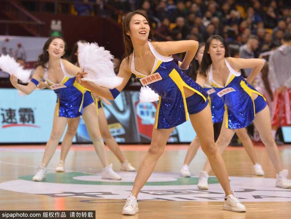 面对镜头，两位篮球宝贝自信地秀出舞姿，她们身姿挺拔，笑容甜美，身后的观众席虚化成背景，这一刻她们就是球场的主角。