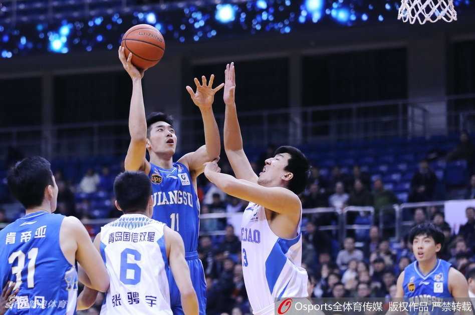齐鲁德比遭双杀,巩晓彬直指防守痼疾,布鲁克斯准三双闪耀岛城 李原宇转身跳起勾手,皮球越过防守球员指尖飞向篮筐