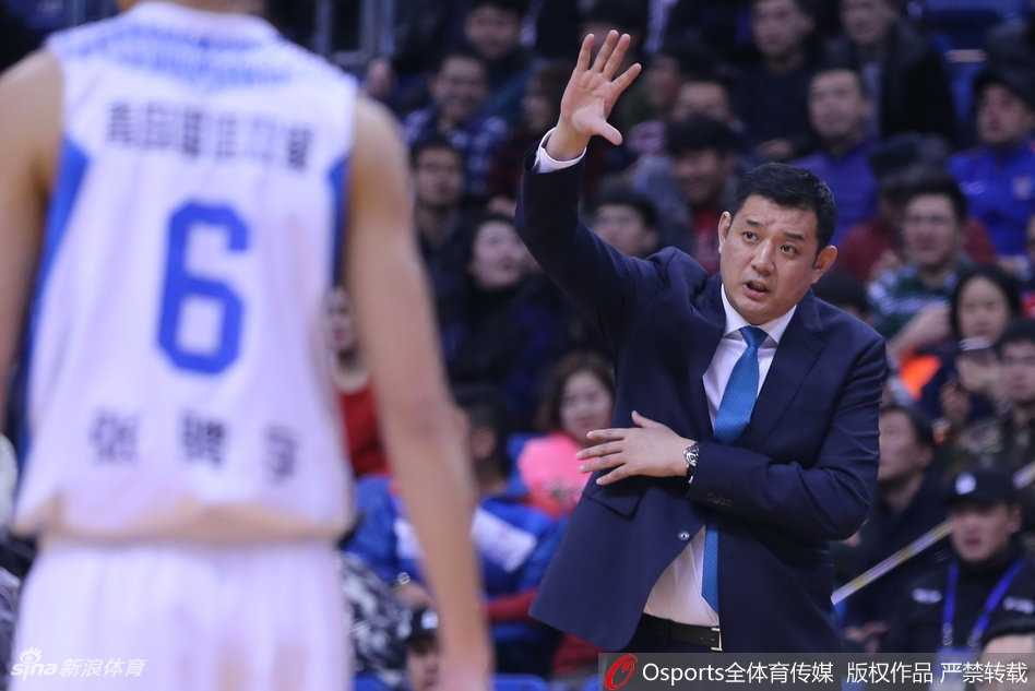 齐鲁德比遭双杀,巩晓彬直指防守痼疾,布鲁克斯准三双闪耀岛城 李原宇倒地瞬间痛苦捂脸,队医与队友迅速围拢上前查看伤情