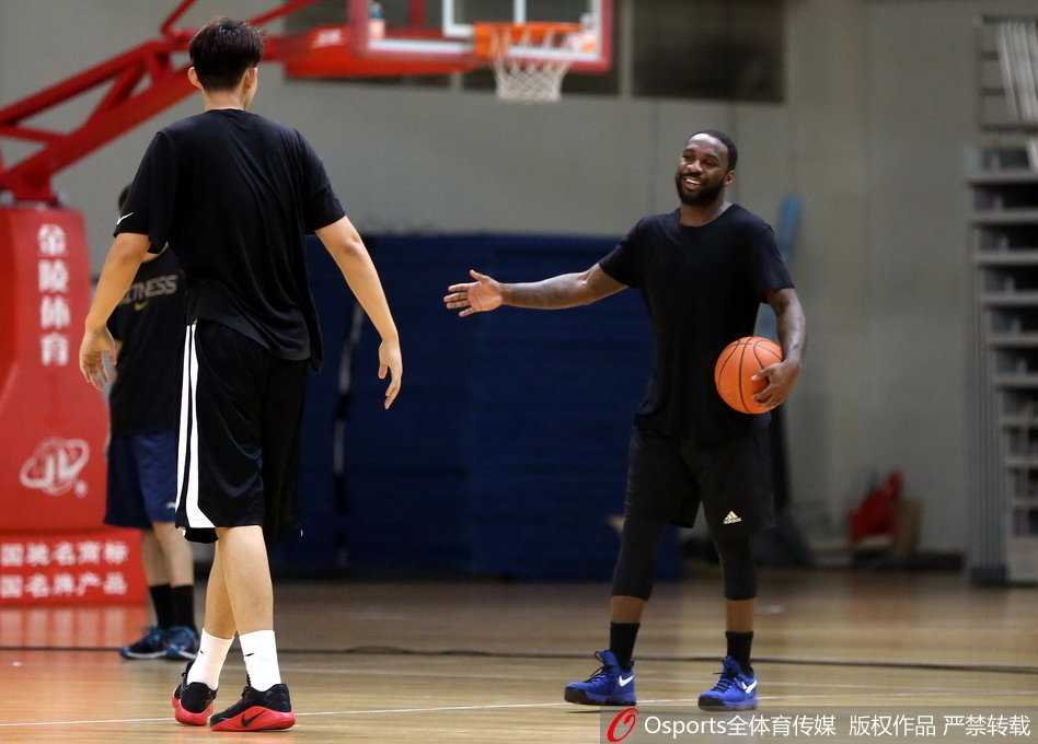 泰·劳森在训练间隙与新队友王汝恒、张春军围拢在一起，用手比划着战术跑位，眼神中充满交流的渴望，虽然语言尚需磨合，但篮球的语言在此刻共通。