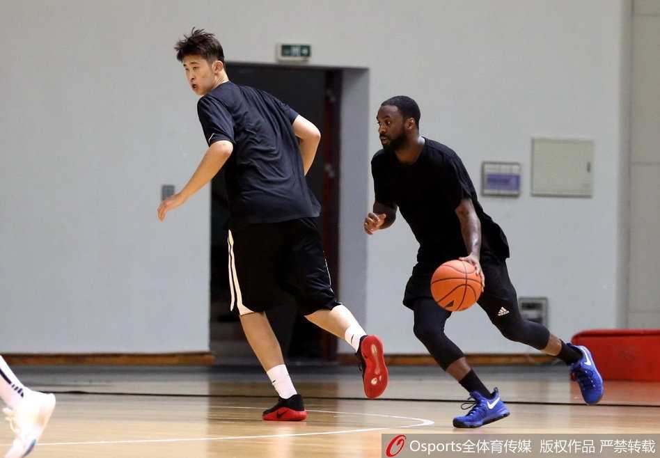 劳森犹如一道闪电划破训练场的寂静，运球突破时眼神中透着犀利与专注，他利用标志性的低身运球变向，瞬间过掉了防守球员，展现出顶级的突破能力。