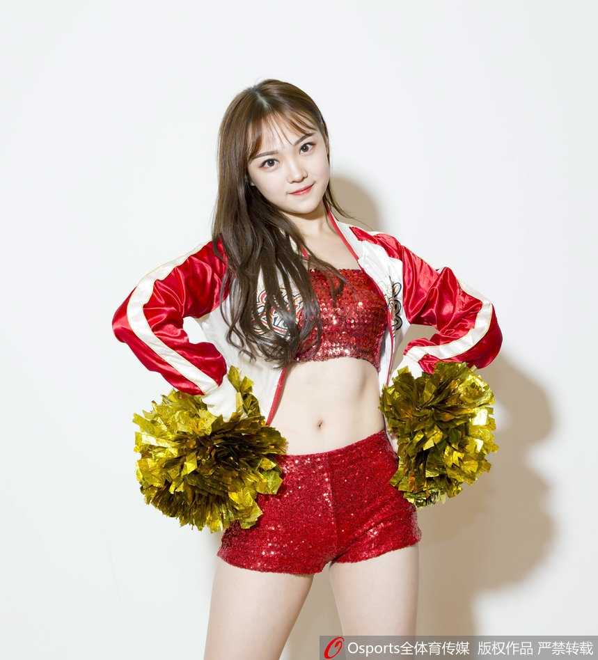聚光灯下，山东高速篮球宝贝们扎着清爽的高马尾，身着亮黄色露脐战袍，在赛场中央随着动感音乐尽情舞动，展现出齐鲁女孩的飒爽英姿。