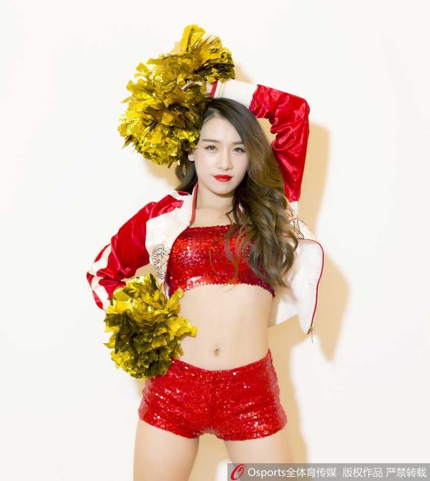 镜头拉近，这位篮球宝贝在休息间隙展露甜美的治愈系微笑，尽管额头渗出细密的汗珠，但眼神中依然闪烁着对舞台的无限热爱与坚定。