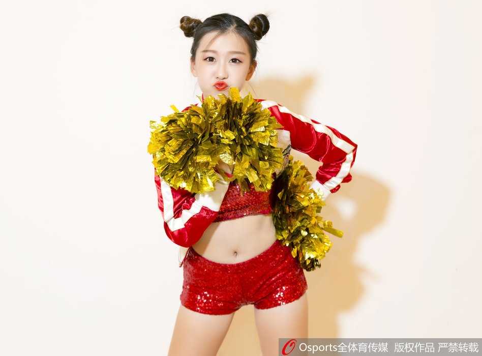 赛场边，三位篮球宝贝背对镜头看向大屏幕，亮片装饰的紧身衣在灯光下熠熠生辉，她们高挑匀称的背影构成了一幅充满张力的体育画卷。