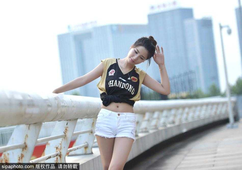 队员们围在一起，彼此搭着肩膀，对着镜头露出温暖而坚定的笑容，这一刻，她们不仅是舞者，更是一个为共同目标奋斗的团结集体。