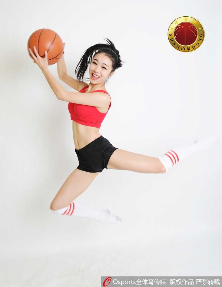 炫舞团啦啦队成员随着动感音乐跃动起舞，飞扬的发丝与灿烂的笑容瞬间点燃全场气氛