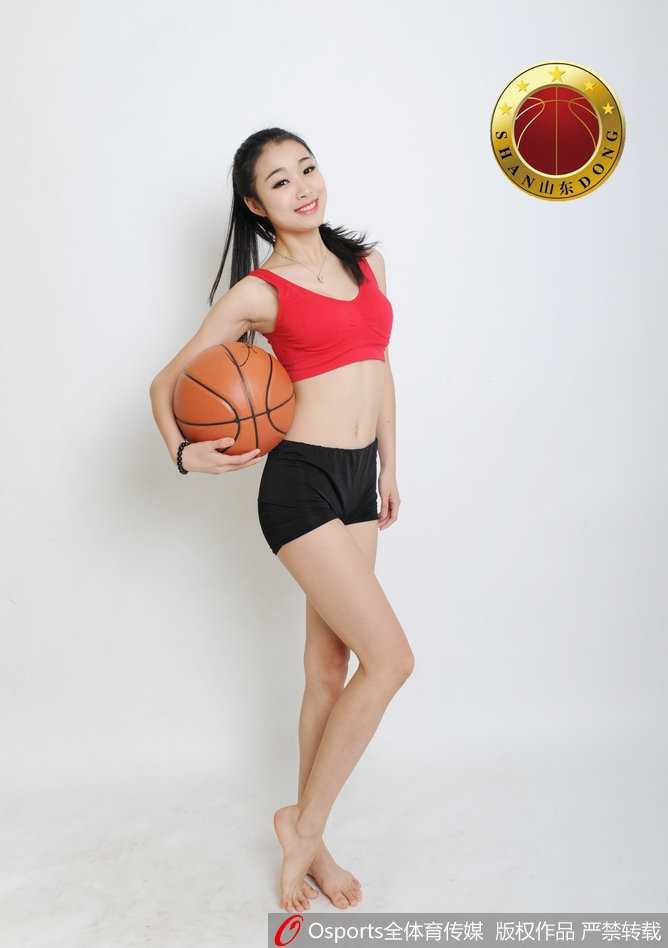 动感舞步中队员秀出精彩瞬间，动作整齐划一充满力量感，裙摆飞扬尽显活力四射