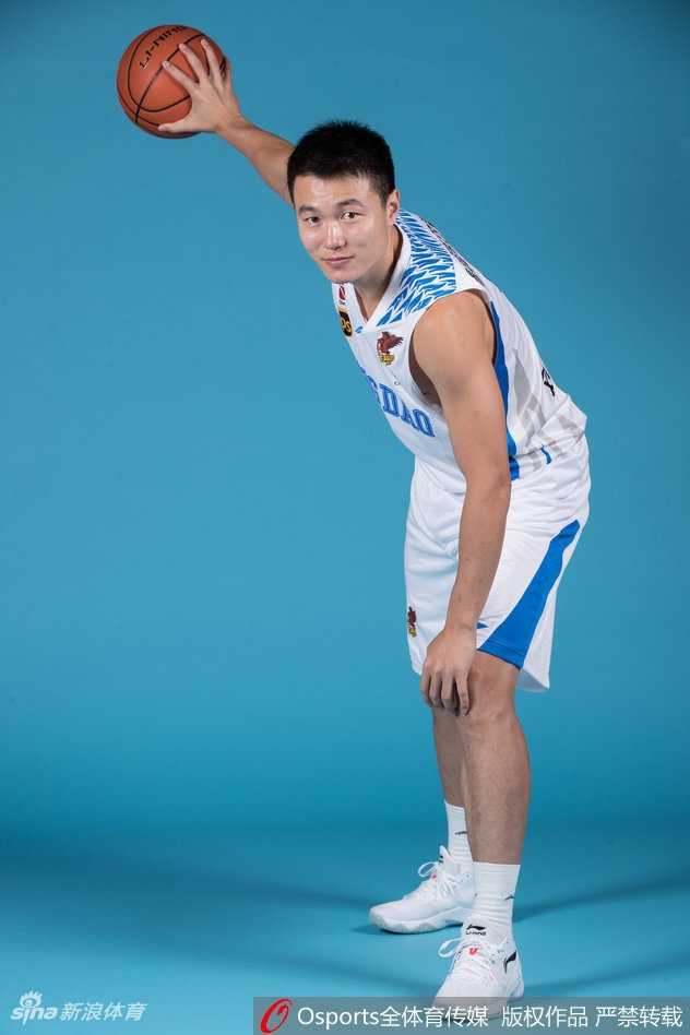 主教练巩晓彬双手抱胸立于镜头中央，神态威严，他的身后是一字排开的弟子们，整装待发的新齐鲁铁军正在等待统帅的发号施令。