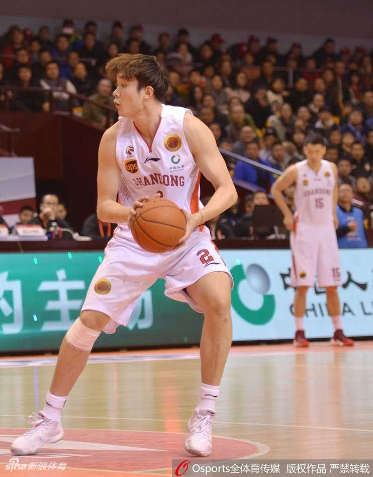 齐鲁狂飙!山东高速主场132分狂胜同曦,莫泰全能表演引领进攻潮 胜利的欢呼!山东队球员在替补席上全体起立,为场上的精彩配合忘情鼓掌,脸上洋溢着轻松与自信的笑容