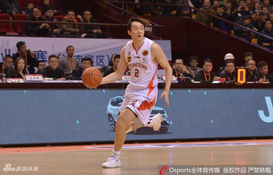 齐鲁狂飙!山东高速主场132分狂胜同曦,莫泰全能表演引领进攻潮 小丁持球强行突破!丁彦雨航面对防守者,眼神坚毅,利用节奏变化闪开角度,果敢上篮