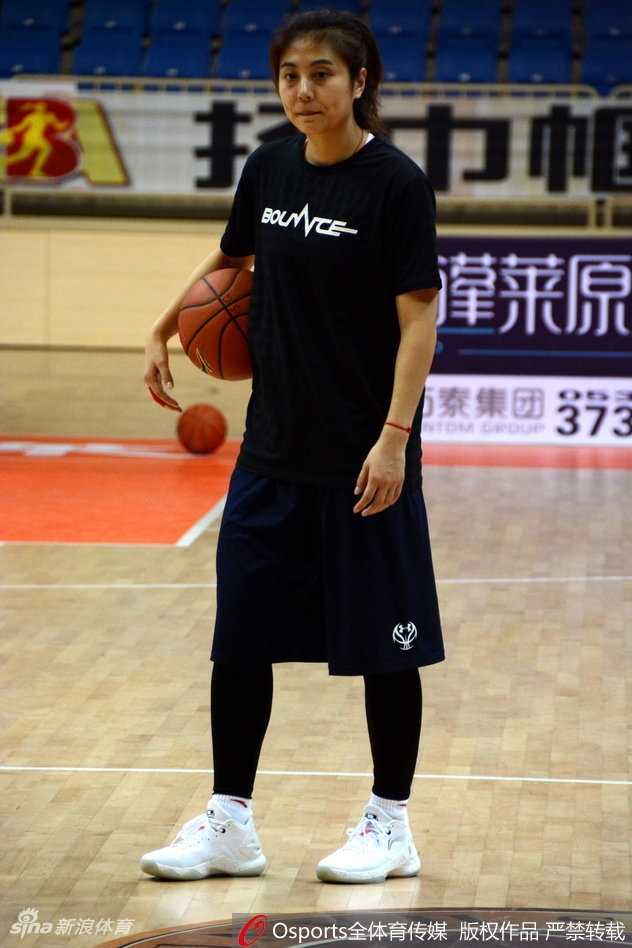 训练结束，队员们围在一起，将手叠放，齐声高喊加油，团队凝聚力在这一刻得到完美体现。