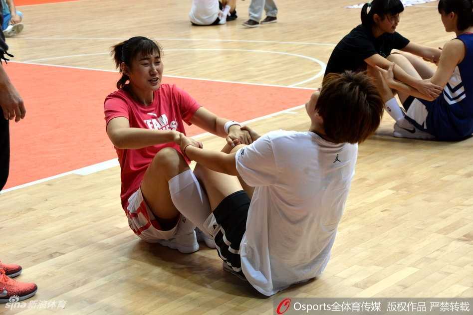 杨衡瑜在对抗训练中持球突破，防守队员奋力拦截，训练氛围紧张激烈，展现了球队良好的竞技状态。