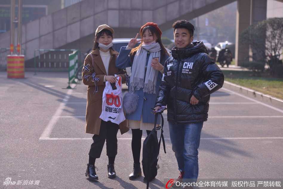 镜头下的女球迷英气十足，深邃的眼眸中闪烁着对篮球的热爱，飒爽的英姿丝毫不输场上的运动员。