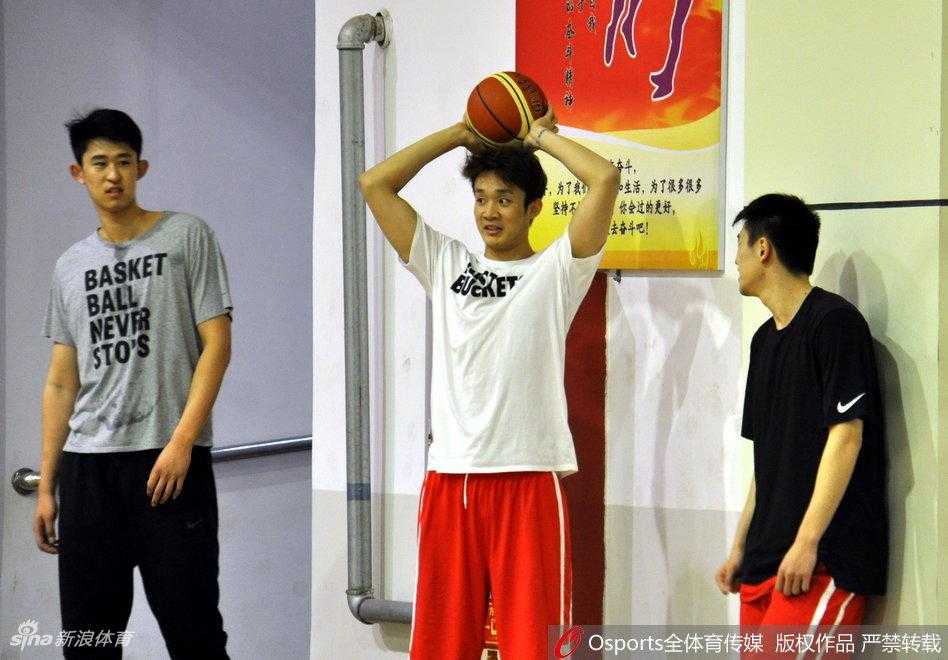 丁彦雨航在训练间隙对着镜头挤眉弄眼，搞怪的表情逗乐了场边的队友，严肃的夏训氛围因他瞬间变得轻松愉悦。