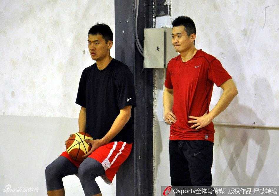 丁彦雨航持球突破，身侧的防守球员寸步不离，高速对抗中两人的肌肉线条尽显，展现出夏训的扎实成果。