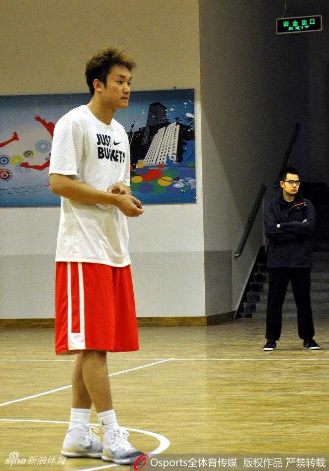 吴轲与许家晗在训练中进行默契配合，两人相视一笑，汗水浸湿的球衣见证了他们在夏训中的刻苦与坚持。