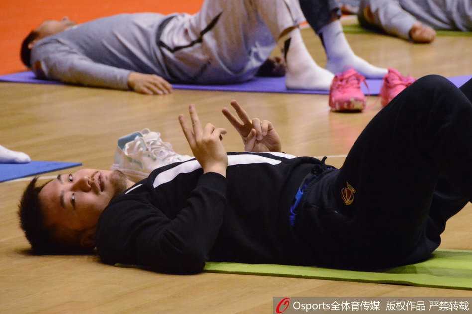 新援莱恩在训练中全神贯注，持球准备突破，尽管长途跋涉刚刚抵济，但他的眼神中充满了对比赛的渴望。