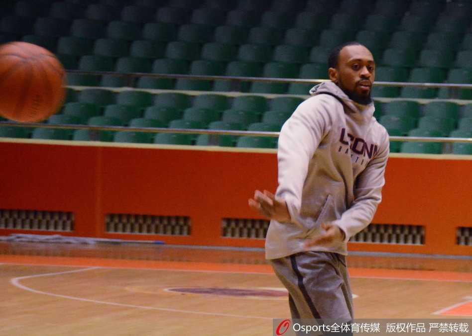 高速球馆的灯光下，山东众将围成一圈，新援莱恩站在其中，全队士气高昂，备战氛围浓厚。