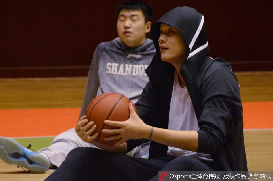 训练间隙，队长睢冉与吴轲眼神交汇，相视一笑，这是属于老将之间无需言语的默契与鼓励。