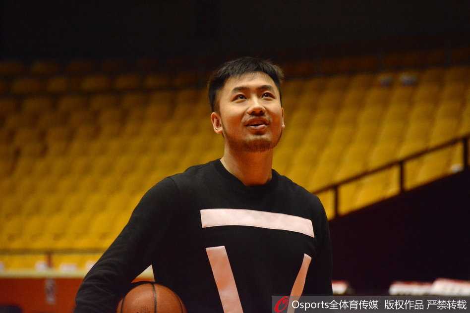 丁彦雨航在场地边进行拉伸恢复，姿势舒展。他的健康归来，无疑是山东男篮季后赛征程中最有力的强心剂。