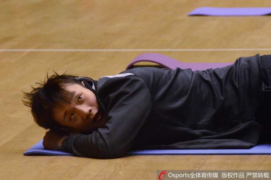 大外援莫泰尤纳斯与教练在场边开怀畅谈，心情极佳，此前热身赛的胜利让全队都沉浸在积极的备战情绪中。